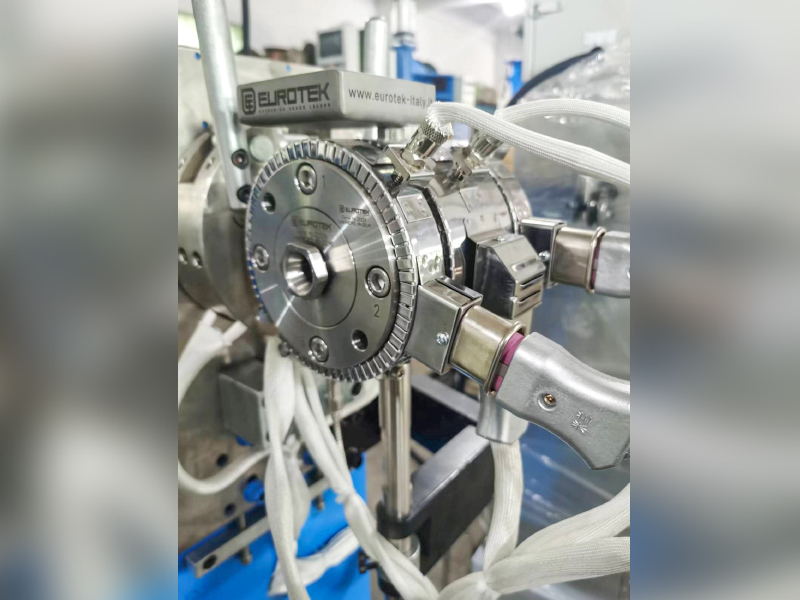 Tête transversale d'extrusion : types, conception, flux de matériaux et impact sur la qualité des câbles