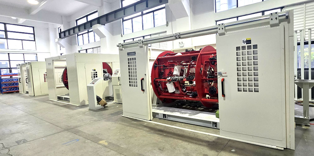 Machine de toronnage et de câblage planétaire à alimentation parallèle à grande vitesse
